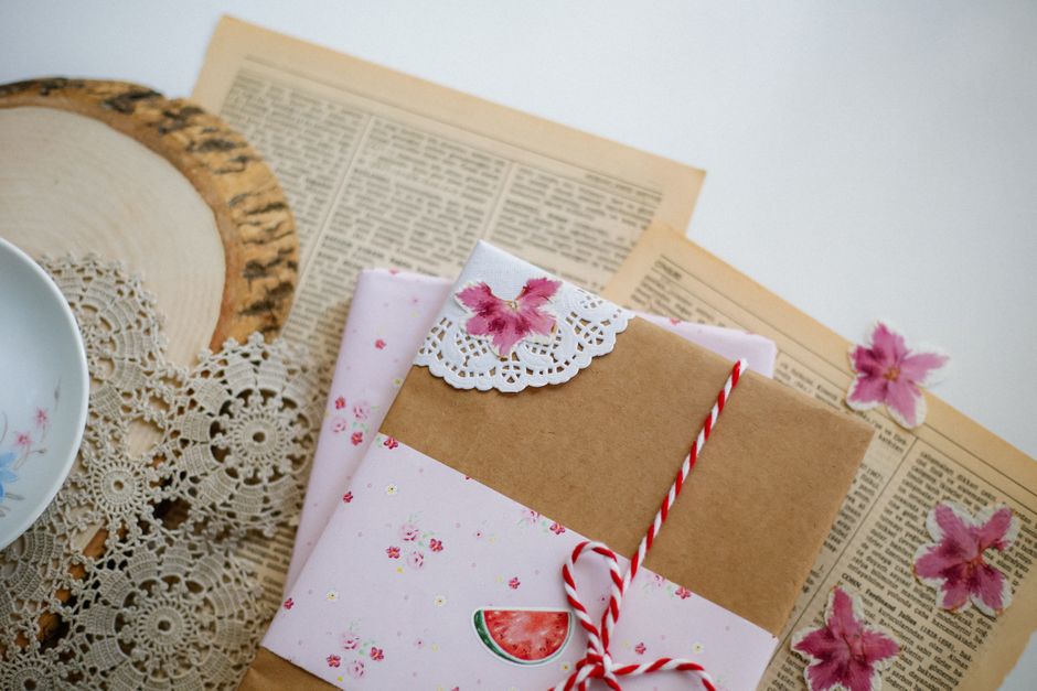 Faire un joli emballage cadeau avec trois fois rien
