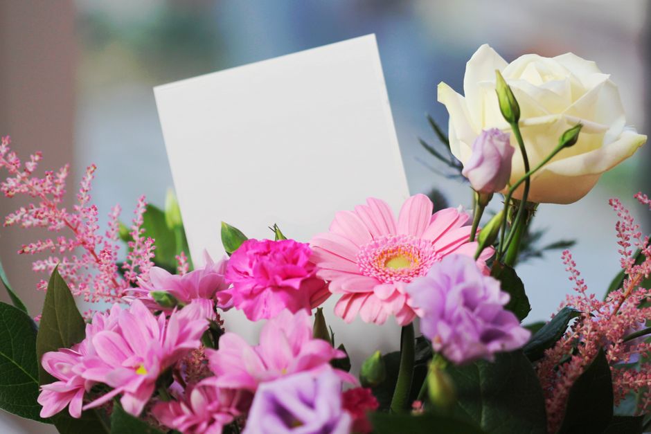 Message à glisser avec des fleurs : exemples courts et sincères